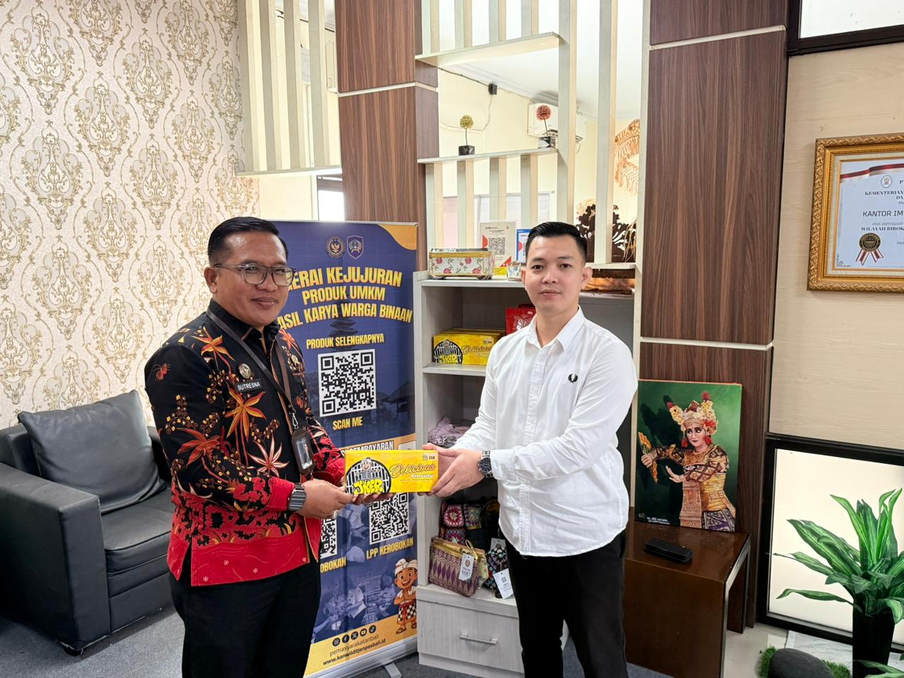 MANIFESTING PRODUK LOKAL MENDUNIA HASIL KARYA WARGA BINAAN PEMASYARAKATAN BALI HADIR DI KANTOR IMIGRASI DENPASAR