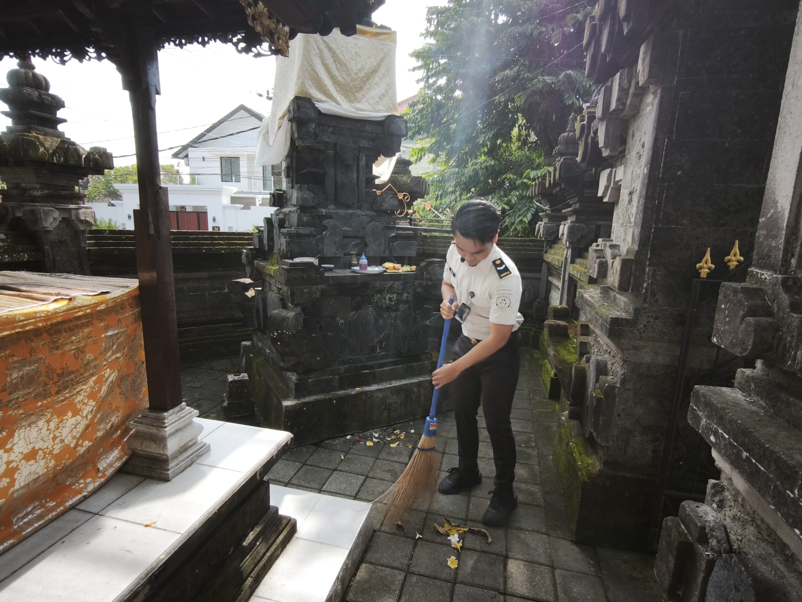 AKSI NYATA JELANG BULAN SUCI, KANWIL DITJENPAS BALI BERSIHKAN FASILITAS IBADAH