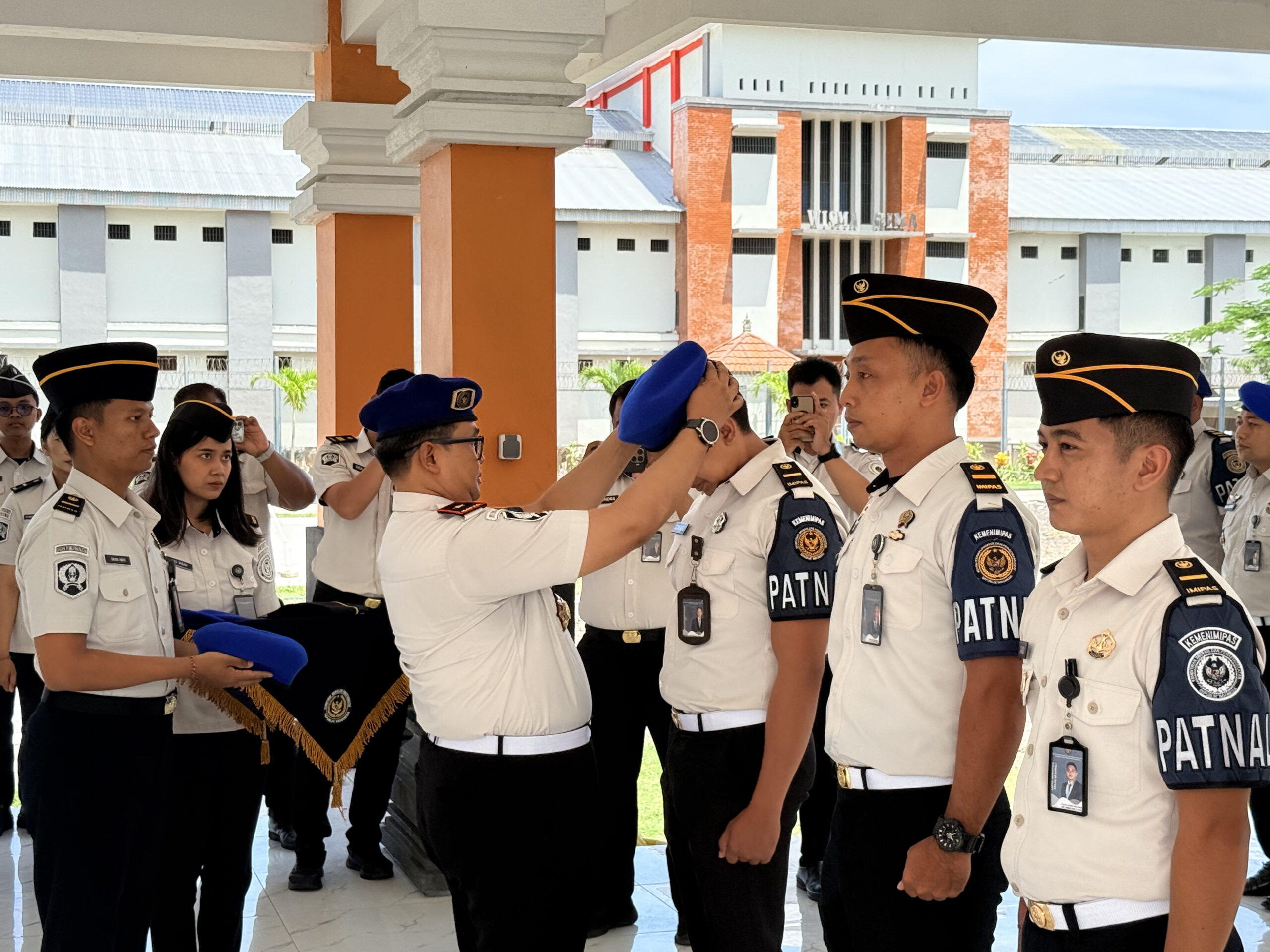 PERKUAT PENGAWASAN INTERNAL, KAKANWIL DITJENPAS BALI PIMPIN UPACARA PENGUKUHAN SATUAN OPERASI KEPATUHAN INTERNAL DI LAPAS KELAS IIA KEROBOKAN