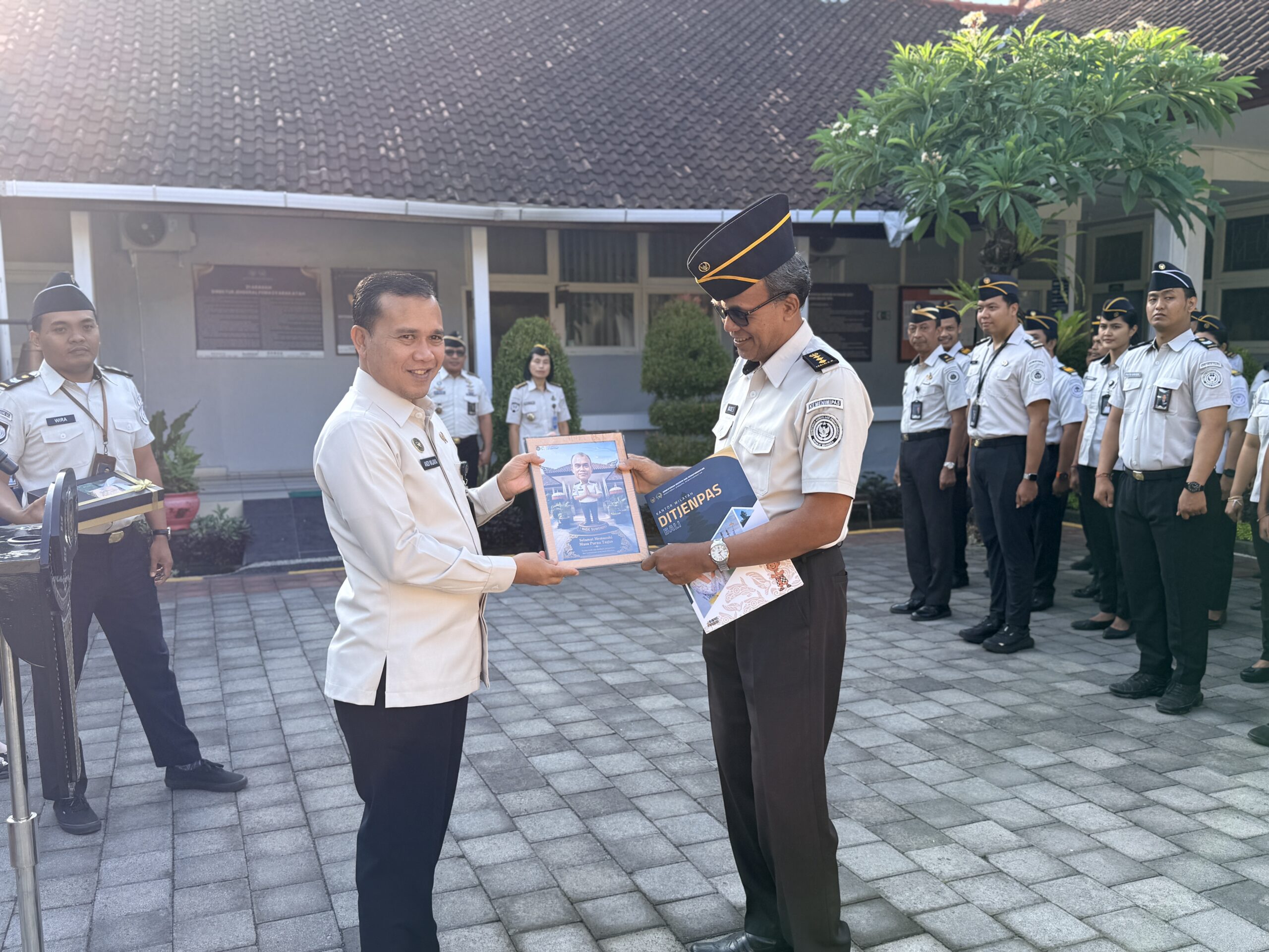 KAKANWIL DITJENPAS BALI APRESIASI PENGABDIAN, Serahkan Penghargaan dan Satyalancana