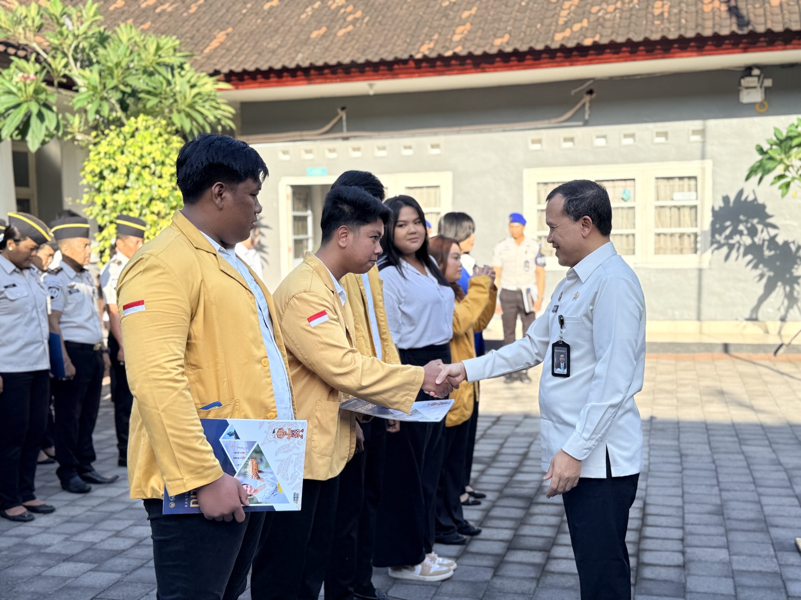 BEKAL MENUJU DUNIA KERJA, Lima Mahasiswa Terima Penghargaan dari Kakanwil Ditjenpas Bali