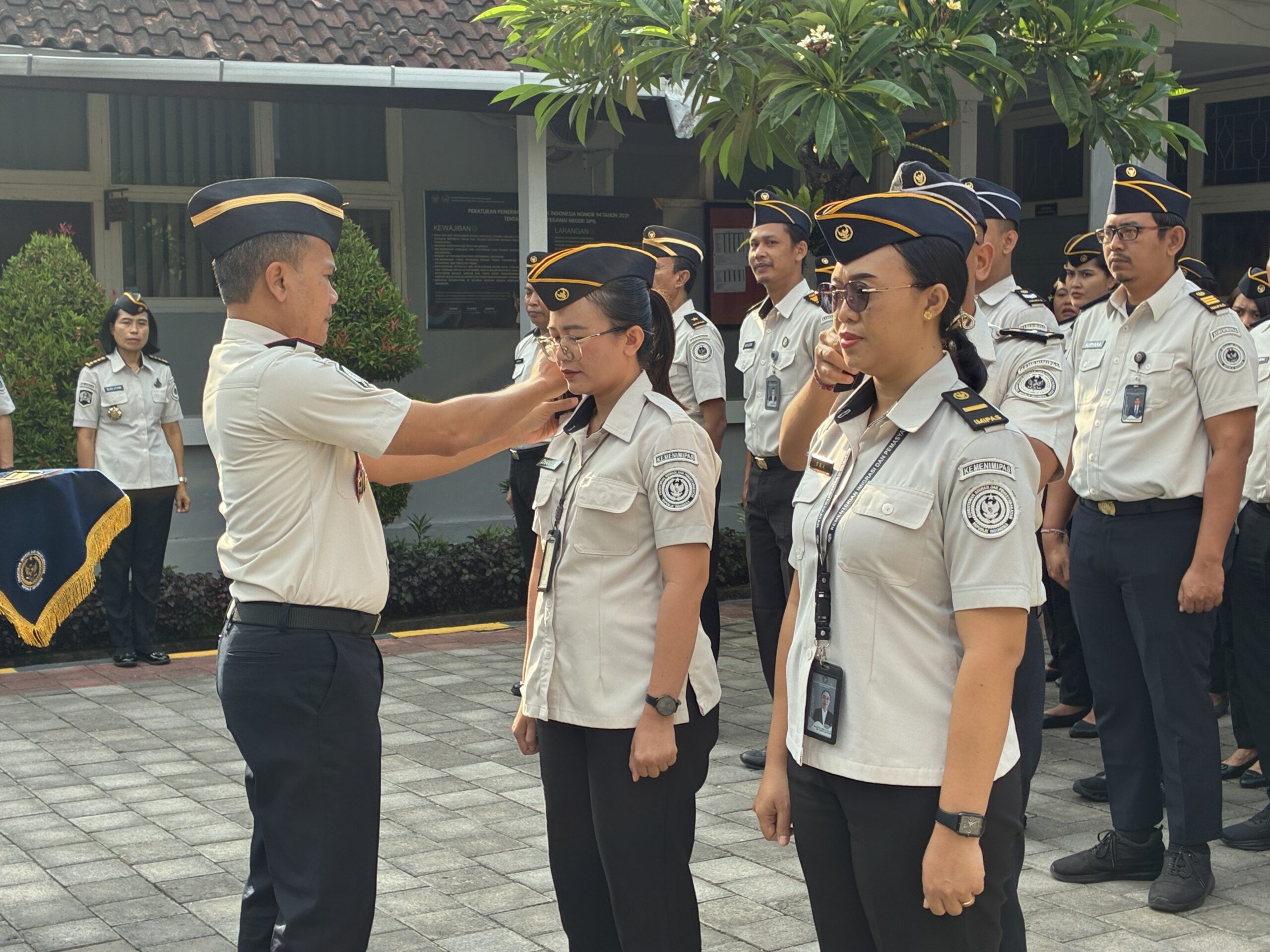APRESIASI PENGABDIAN, Dua Pegawai Kanwil Ditjenpas Bali Terima Kenaikan Pangkat